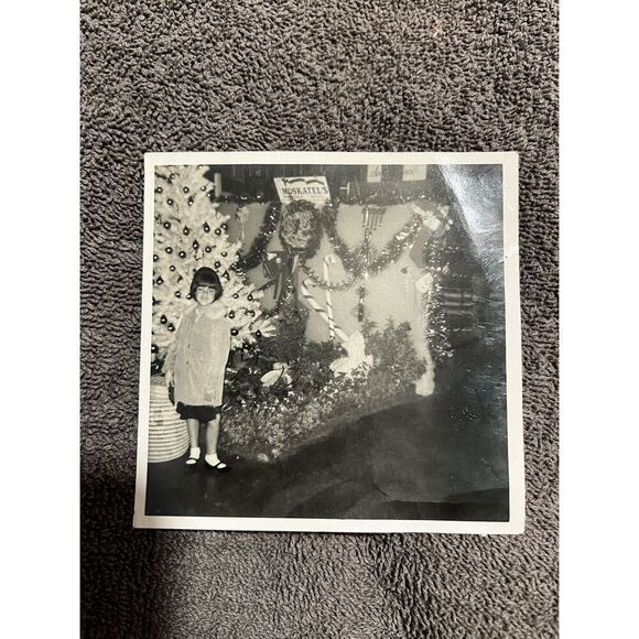 MOSKATELS Vintage 50s/60s Found B&W Photo-Christmas Snapshot 4”x4” - Picture 1 of 3